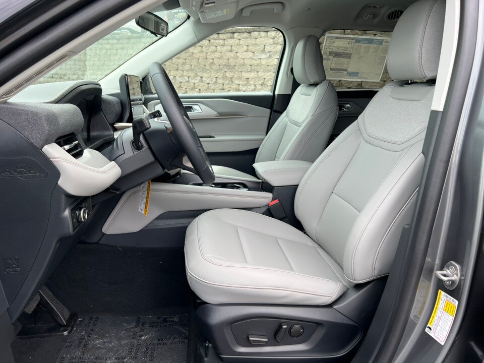 2025 Ford Explorer photo 4