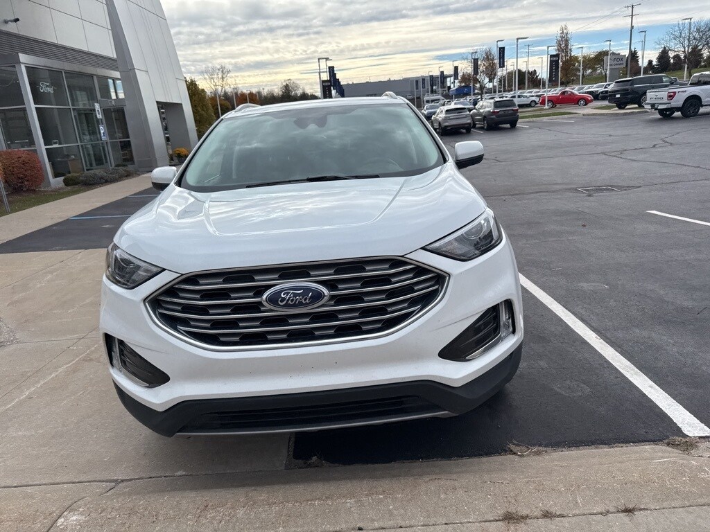 2022 Ford Edge SEL photo 2