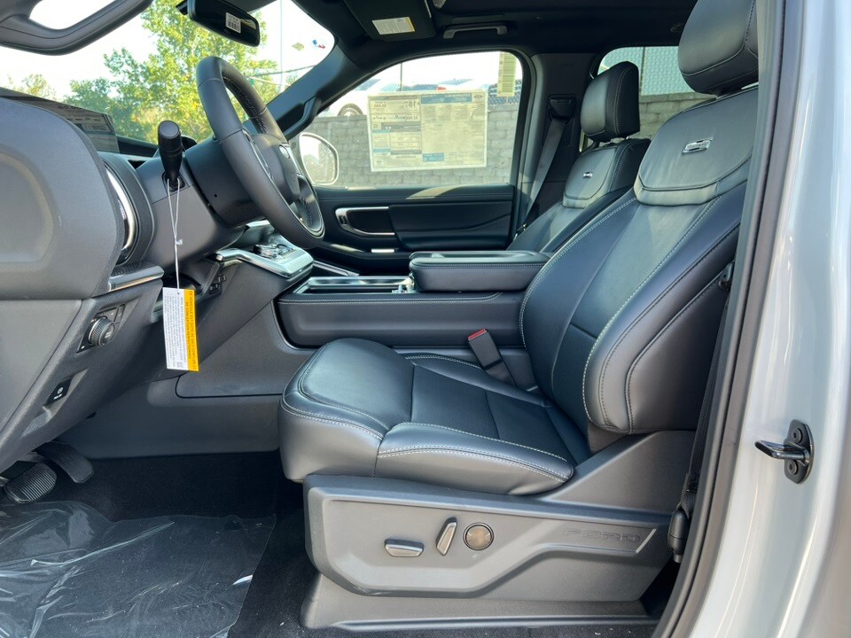 2025 Ford Expedition Platinum MAX photo 3