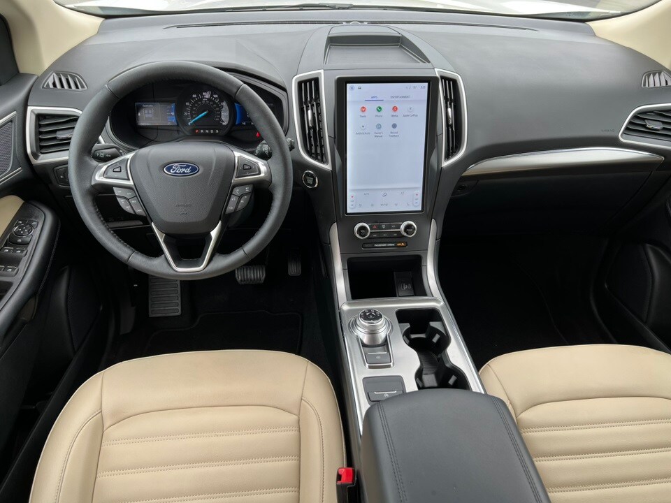 2022 Ford Edge SEL photo 2