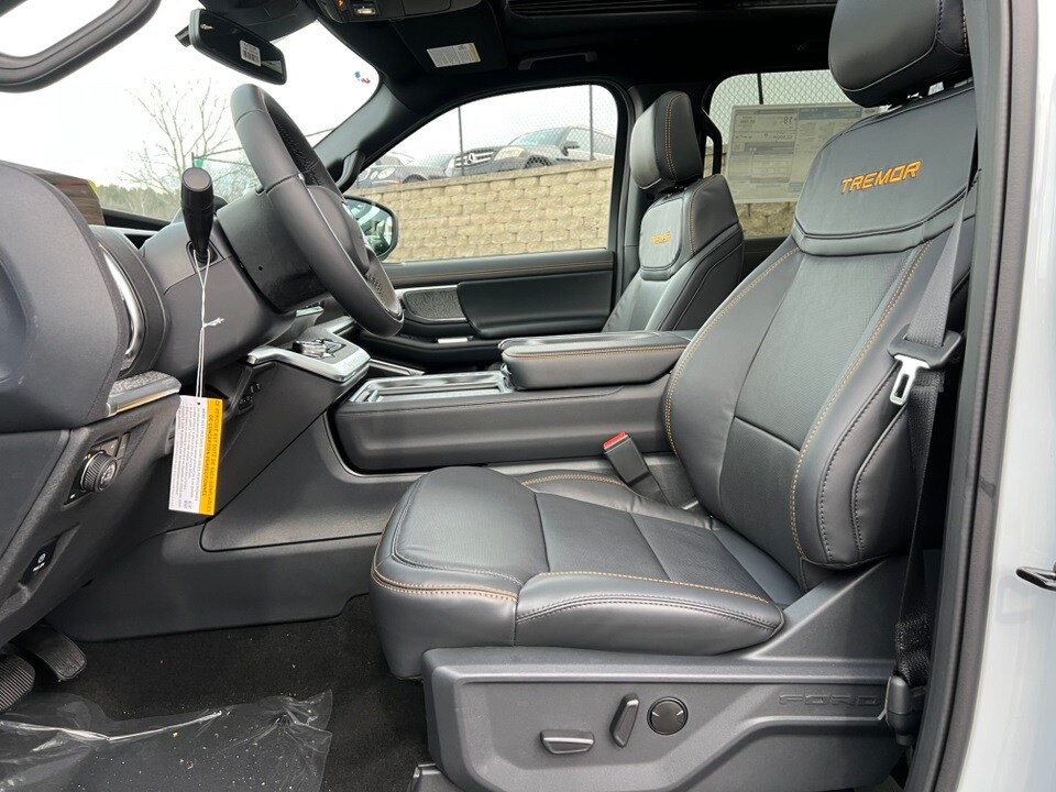 2025 Ford Expedition photo 3