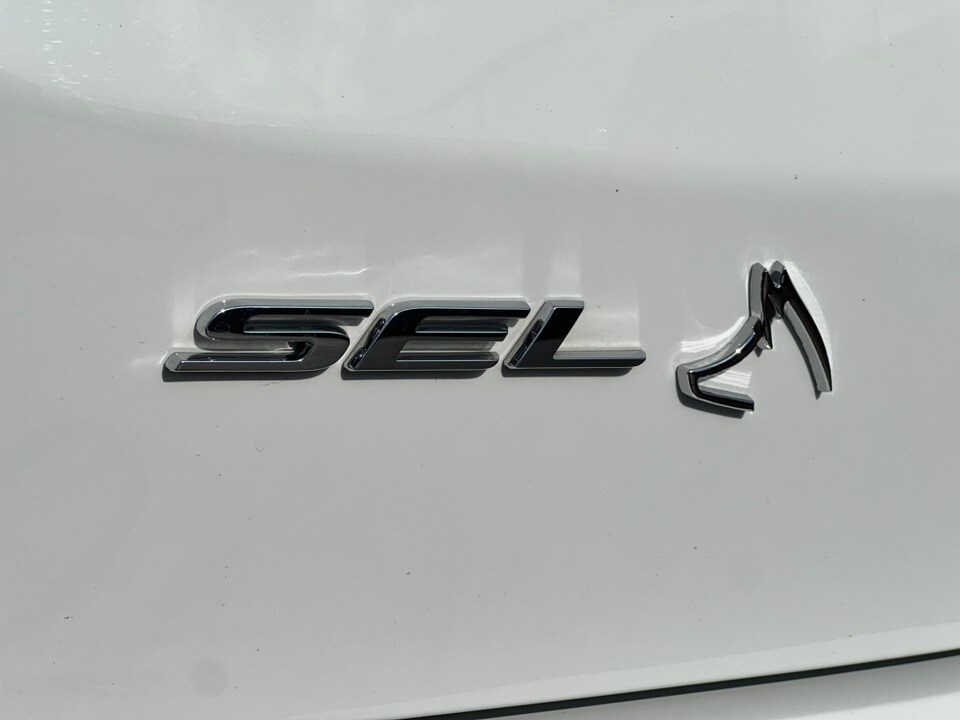 2022 Ford Edge SEL photo 2