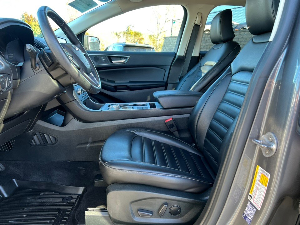 2022 Ford Edge SEL photo 3