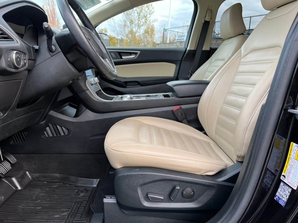 2022 Ford Edge SEL photo 3