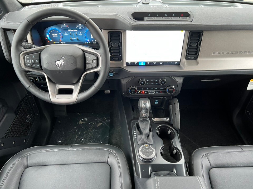 2025 Ford Bronco Outer Banks photo 2