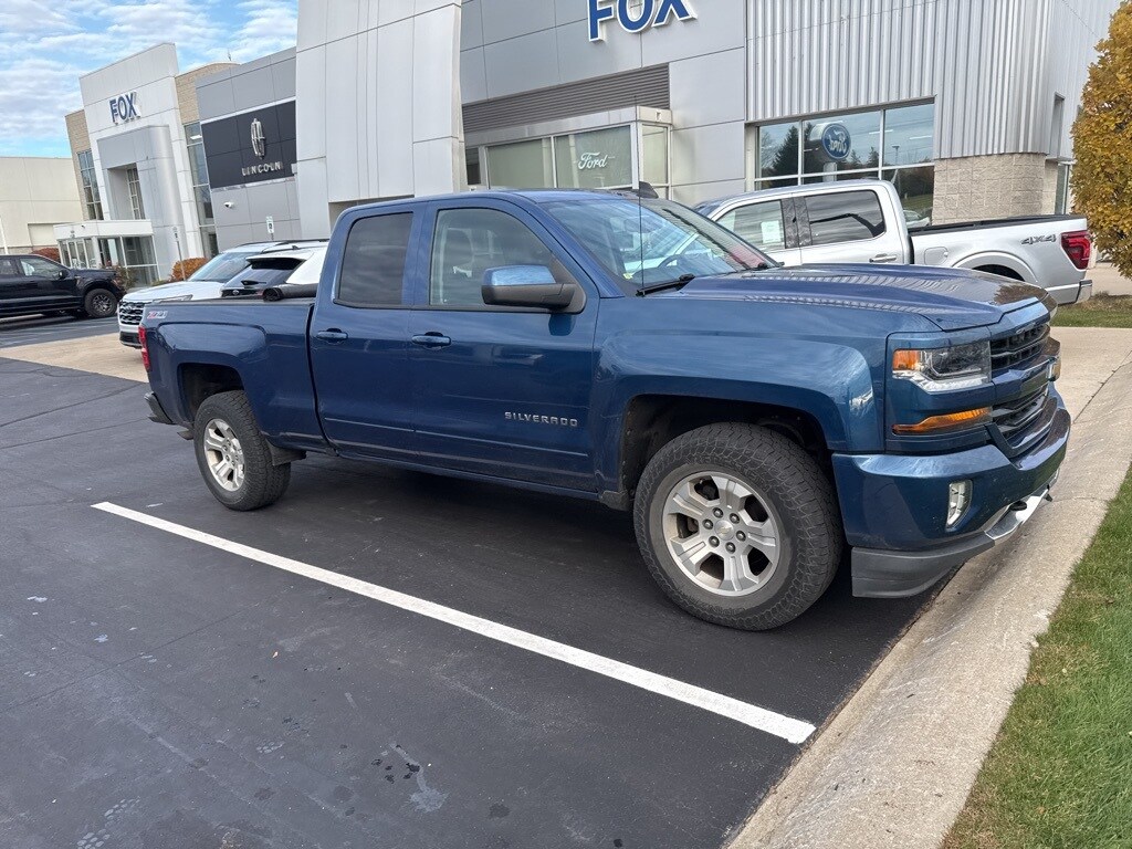 2017 Chevrolet Silverado 1500 LT photo 2
