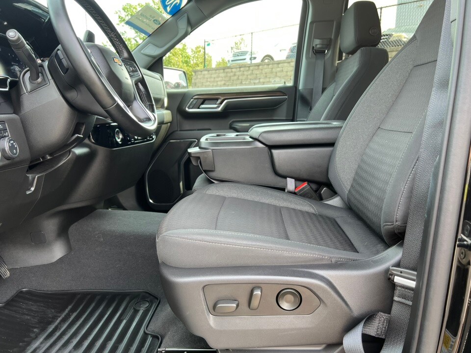2023 Chevrolet Silverado 1500 LT photo 3