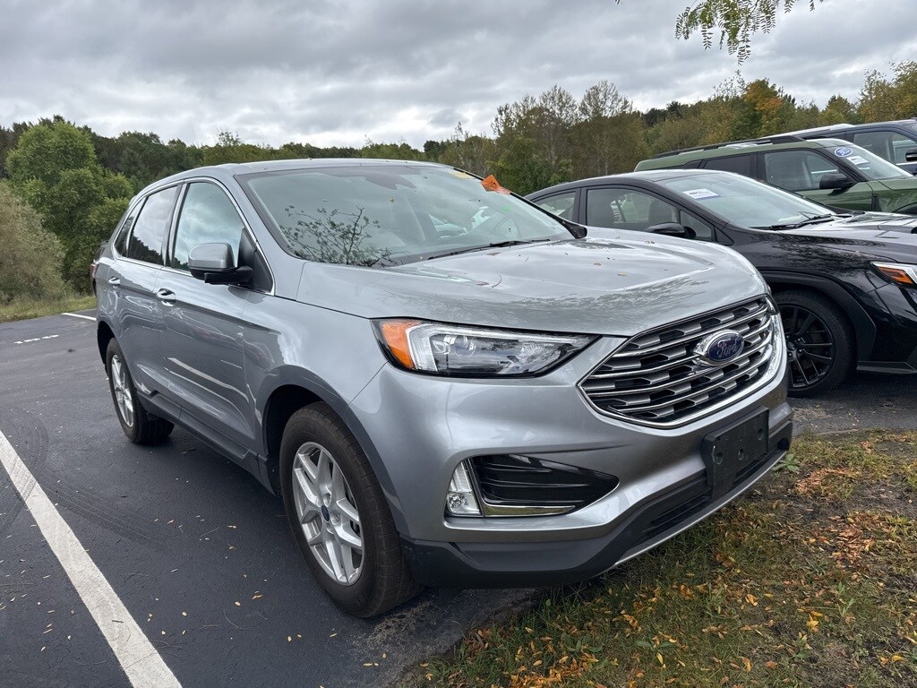2022 Ford Edge SEL photo 2