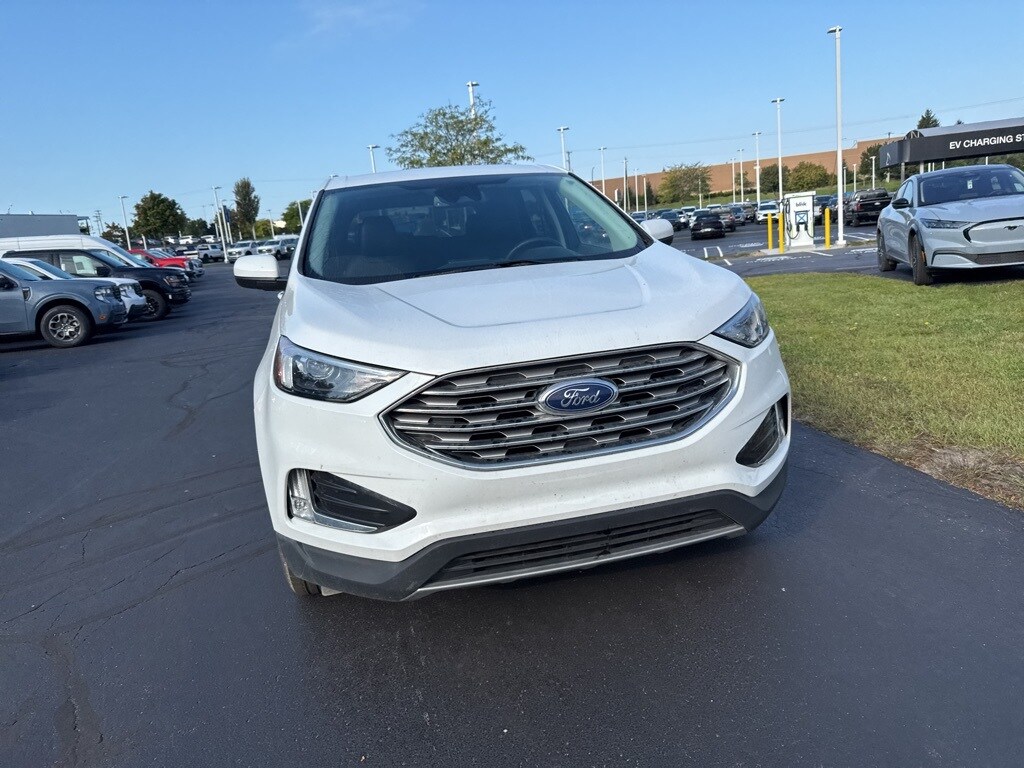 2022 Ford Edge SEL photo 2