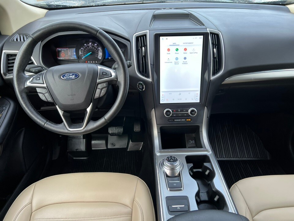 2022 Ford Edge SEL photo 2
