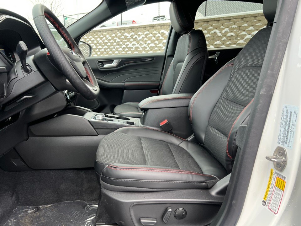 2026 Ford Escape ST-Line photo 3