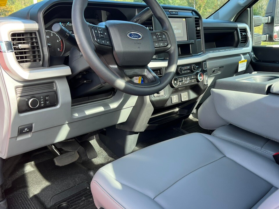 2026 Ford F-550 photo 3