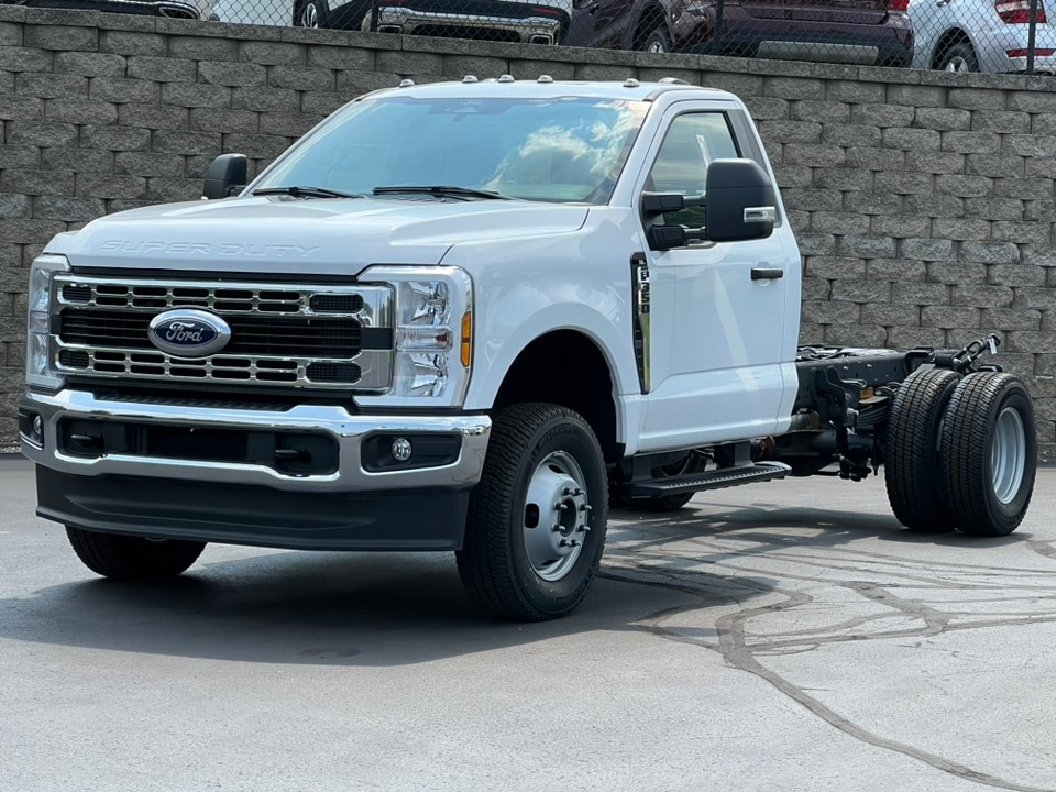 2024 Ford F-350 Super Duty Chassis Cab XL's photo