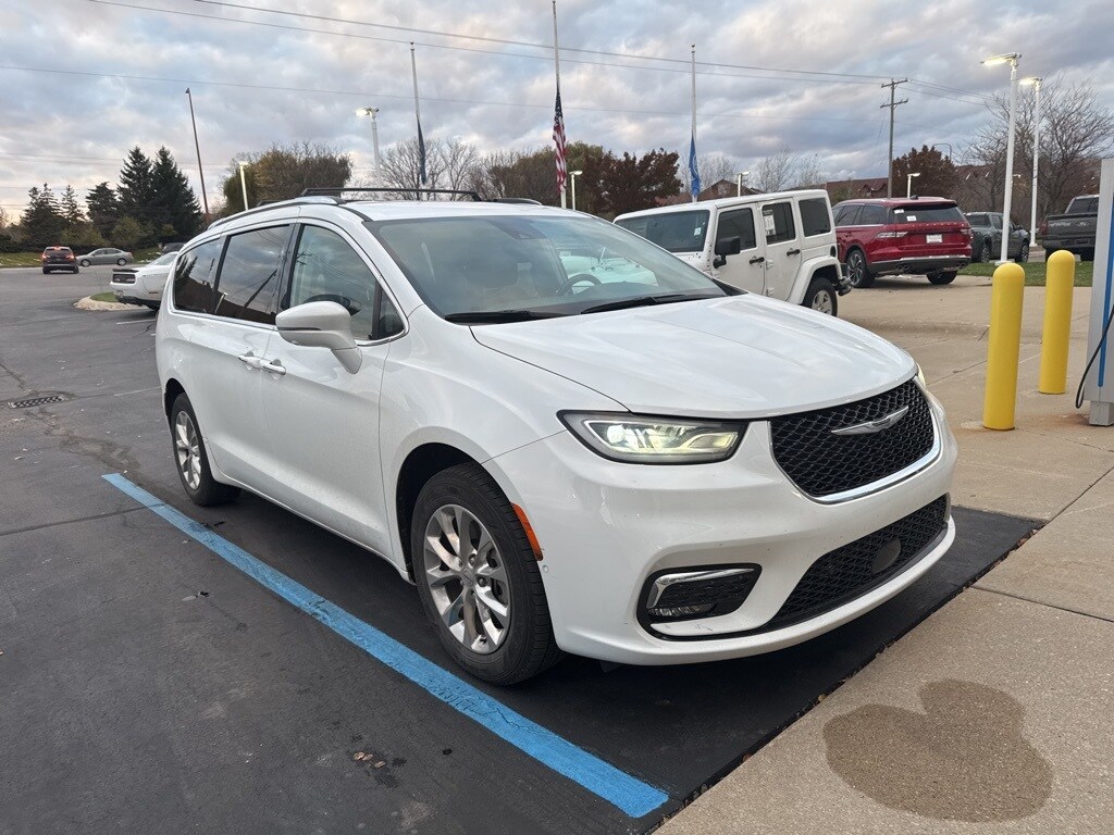 2021 Chrysler Pacifica Touring L photo 3