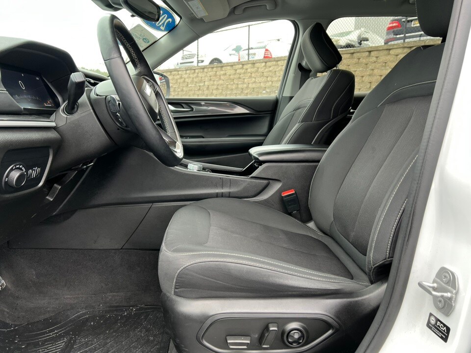 2021 Jeep Grand Cherokee Laredo photo 3