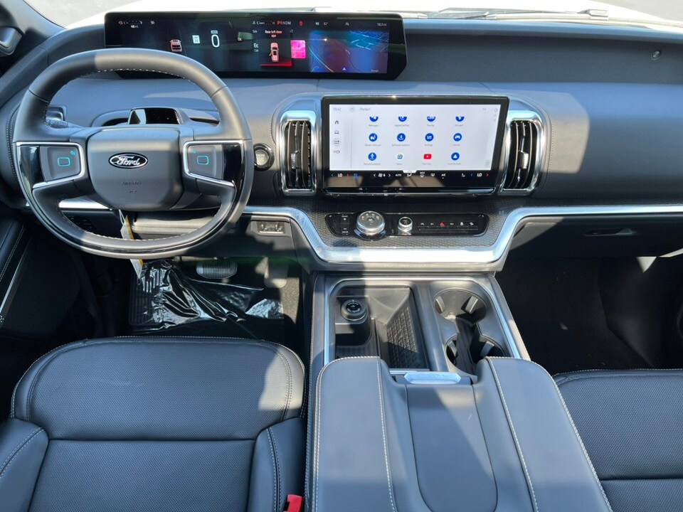 2025 Ford Expedition Platinum MAX photo 2