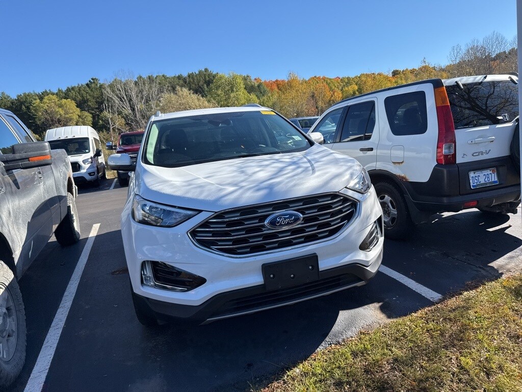 2022 Ford Edge SEL photo 2