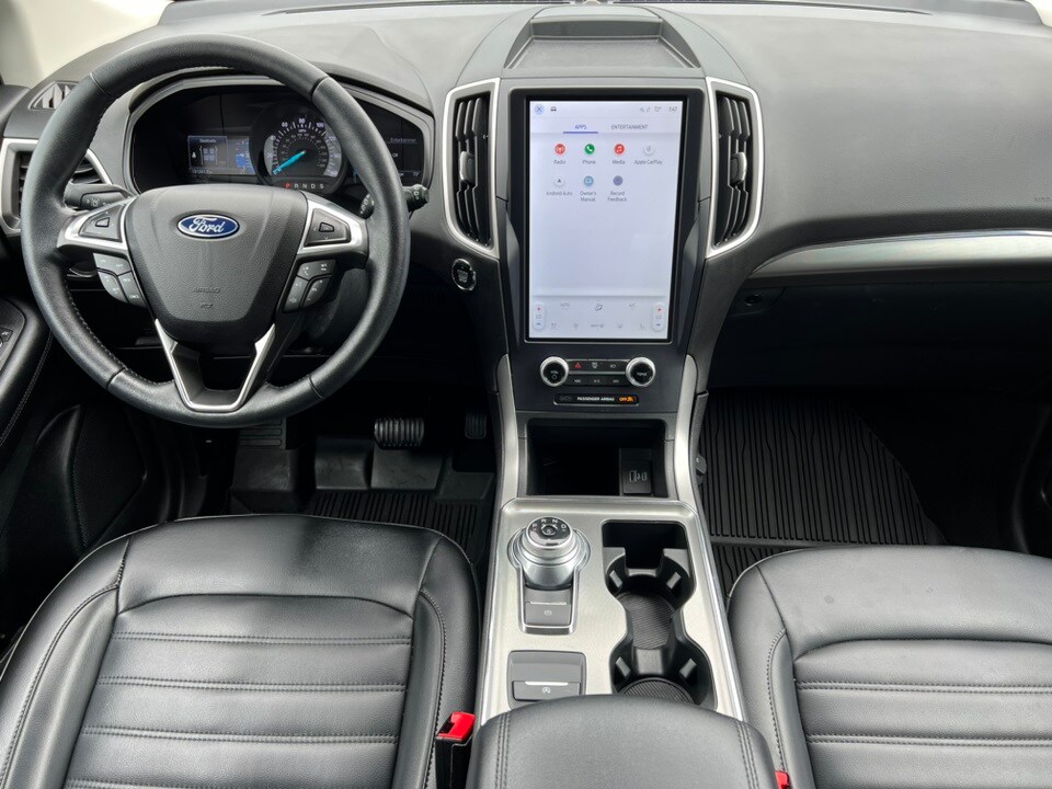 2022 Ford Edge SEL photo 2