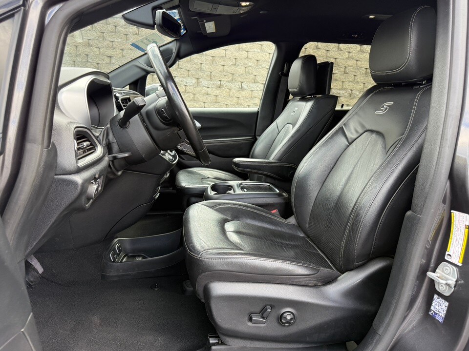 2020 Chrysler Pacifica Touring Plus photo 3
