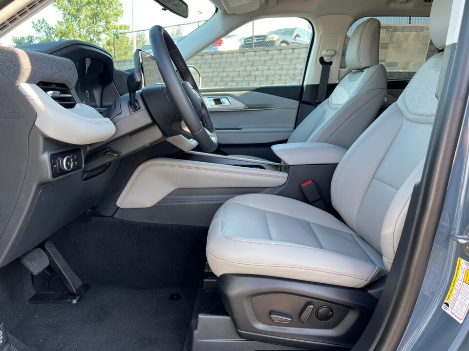 2025 Ford Explorer photo 2