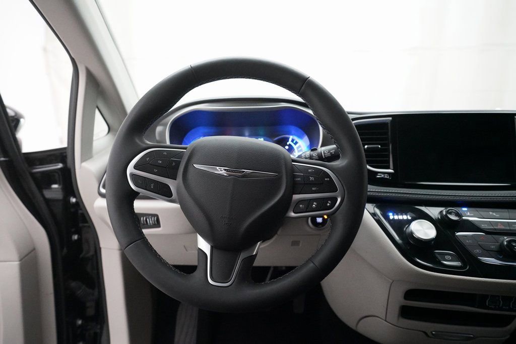 2024 Chrysler Pacifica Hybrid photo 4
