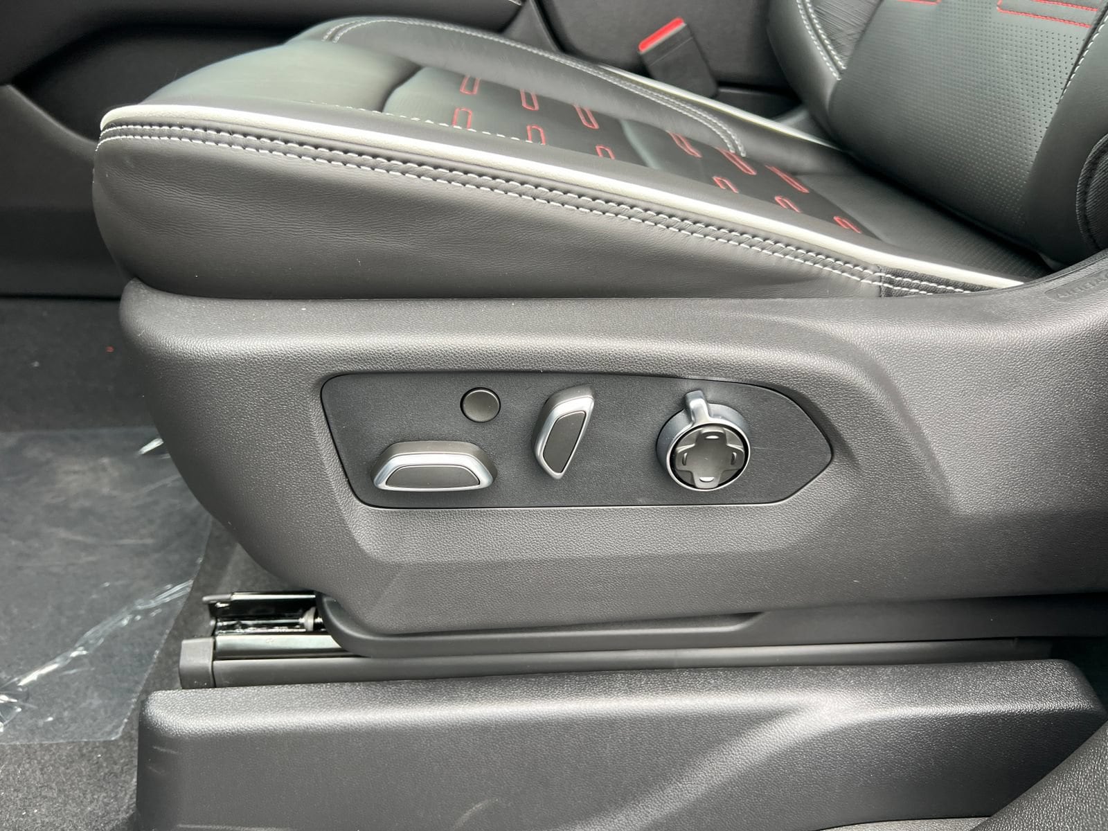 2026 GMC Yukon AT4 Ultimate - Photo 12
