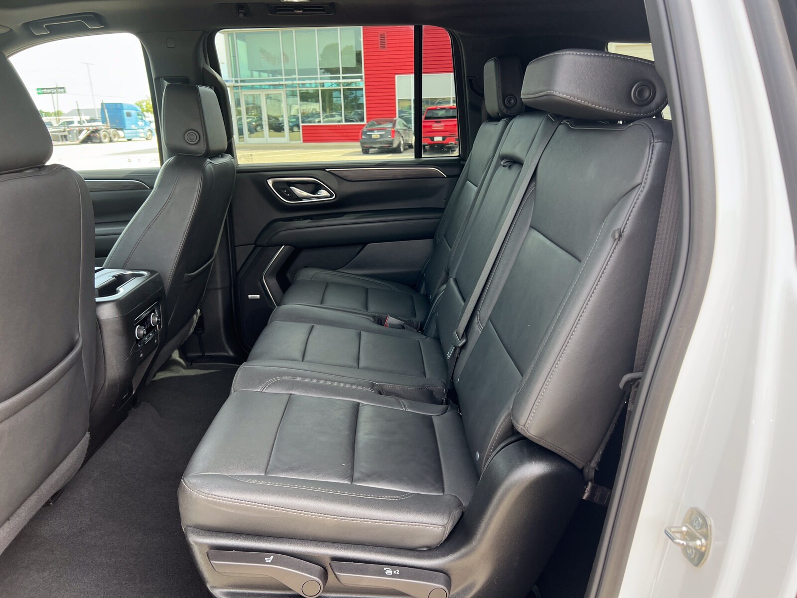 2024 Chevrolet Suburban Z71 - Photo 7