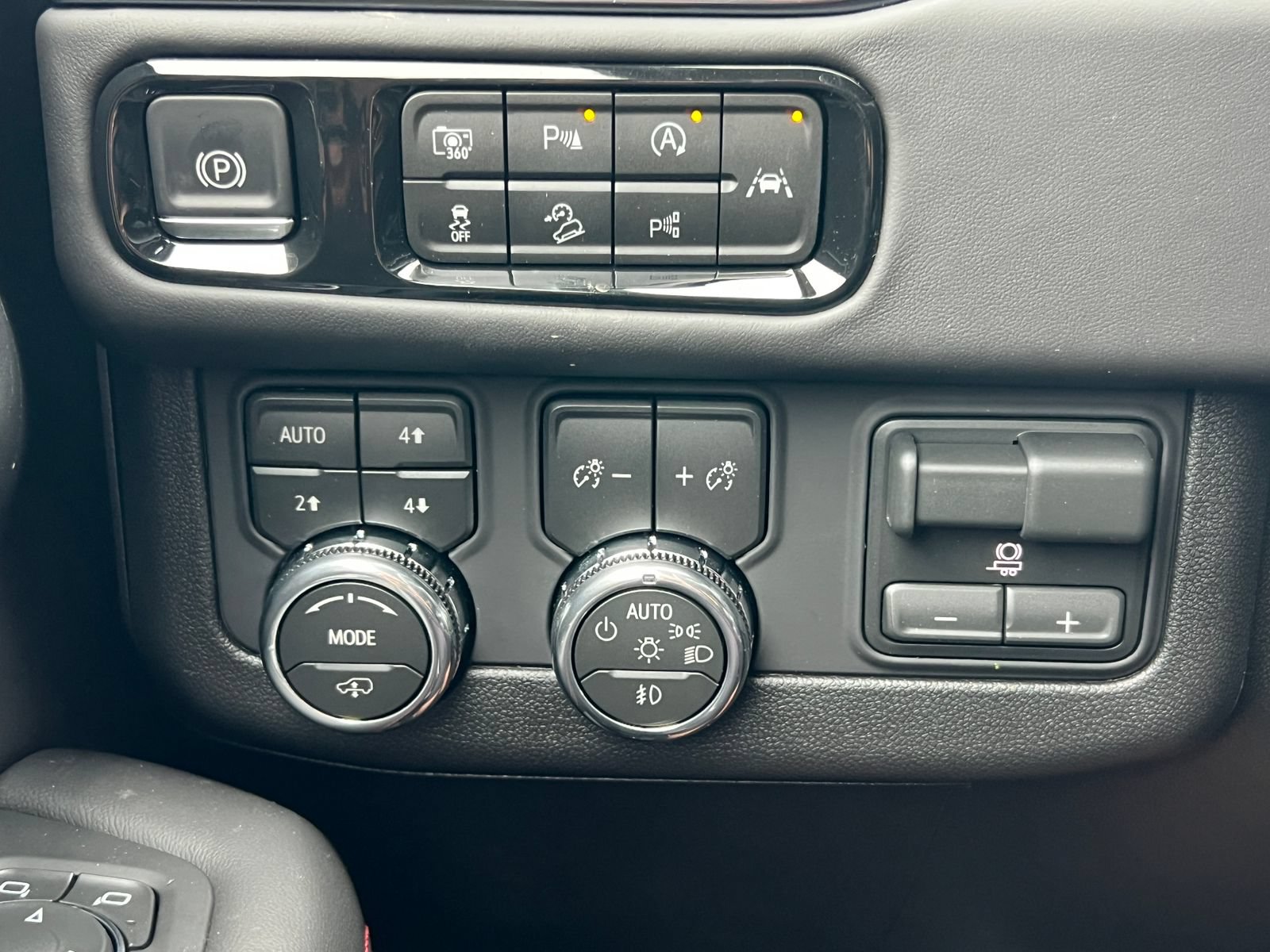 2026 GMC Yukon AT4 Ultimate - Photo 21