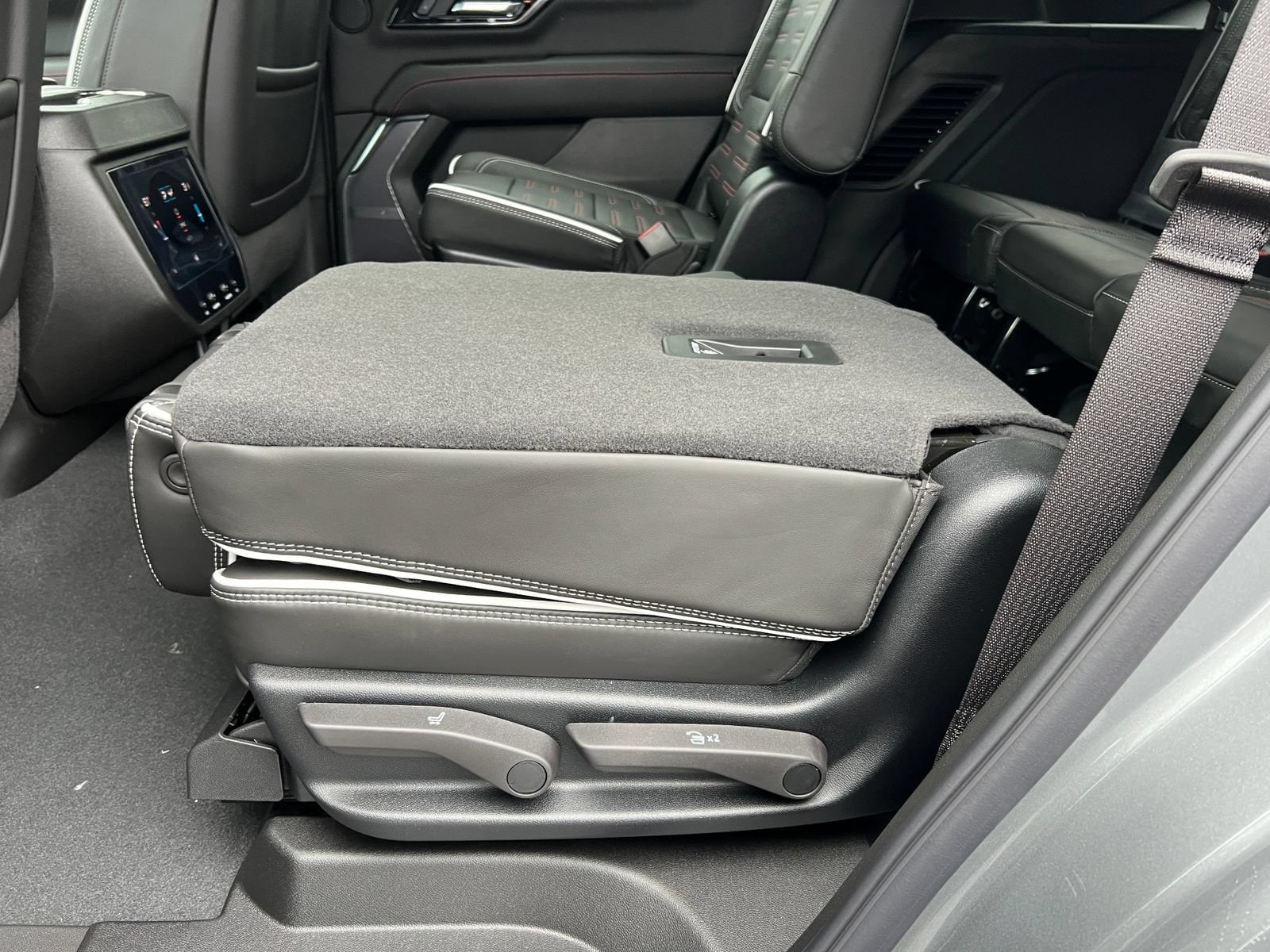 2026 GMC Yukon AT4 Ultimate - Photo 6