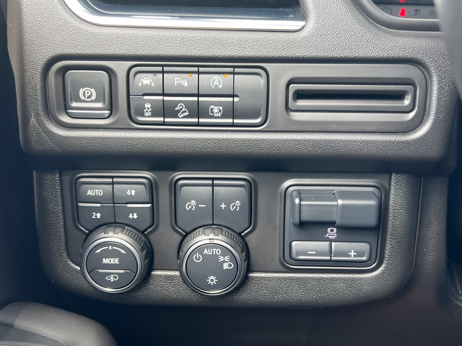 2024 Chevrolet Suburban Z71 - Photo 27