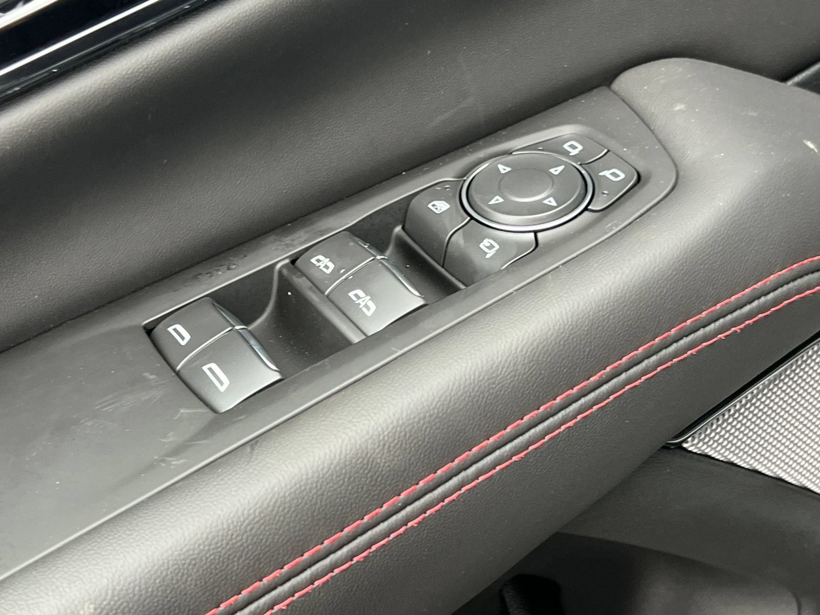 2026 GMC Yukon AT4 Ultimate - Photo 18