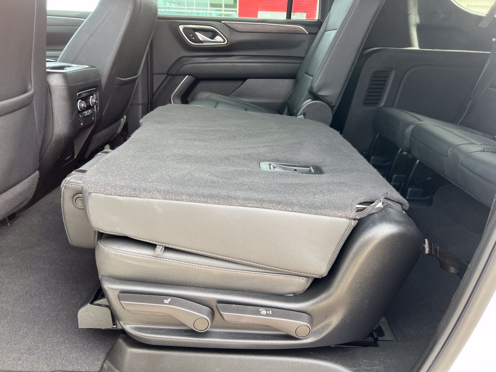 2024 Chevrolet Suburban Z71 - Photo 8