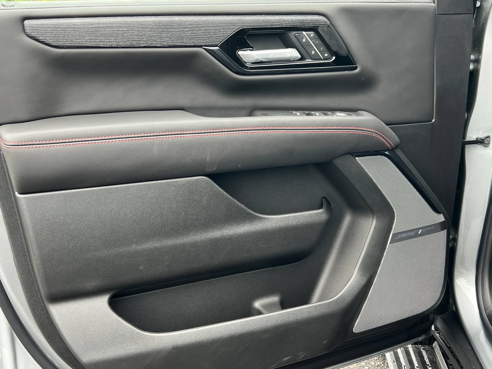 2026 GMC Yukon AT4 Ultimate - Photo 17