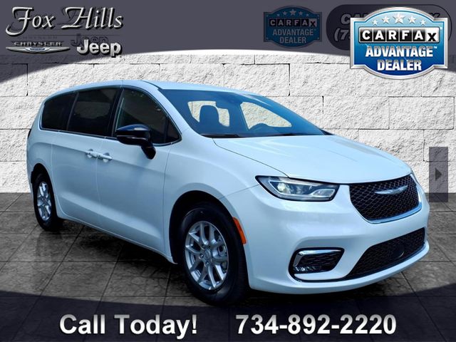 2026 Chrysler Pacifica Select's photo