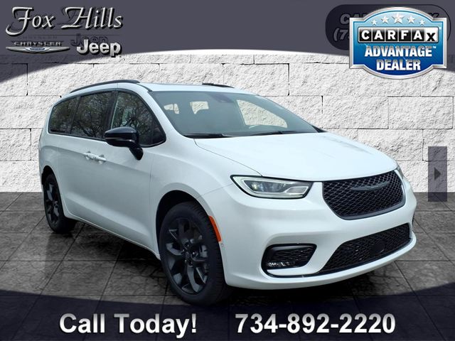 2026 Chrysler Pacifica Limited AWD's photo