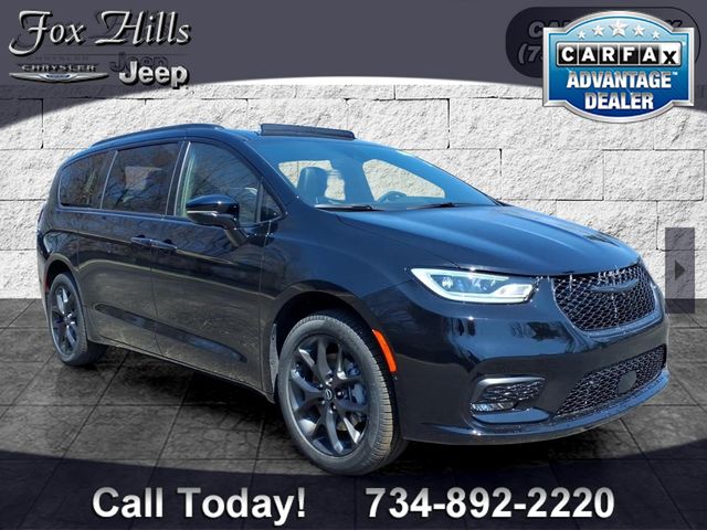 2026 Chrysler Pacifica Limited AWD's photo