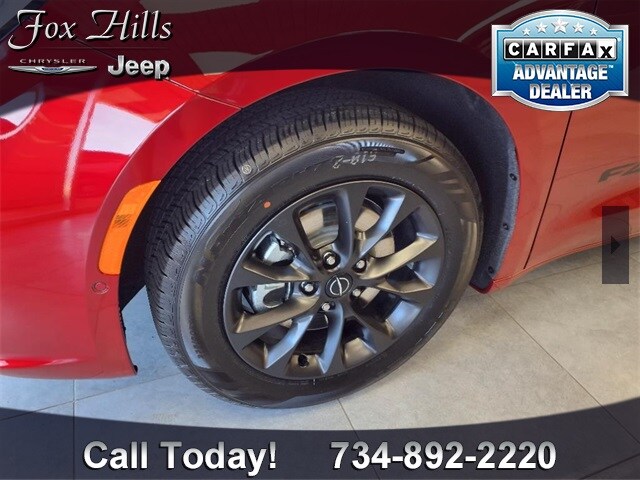 2025 Chrysler Pacifica photo 3