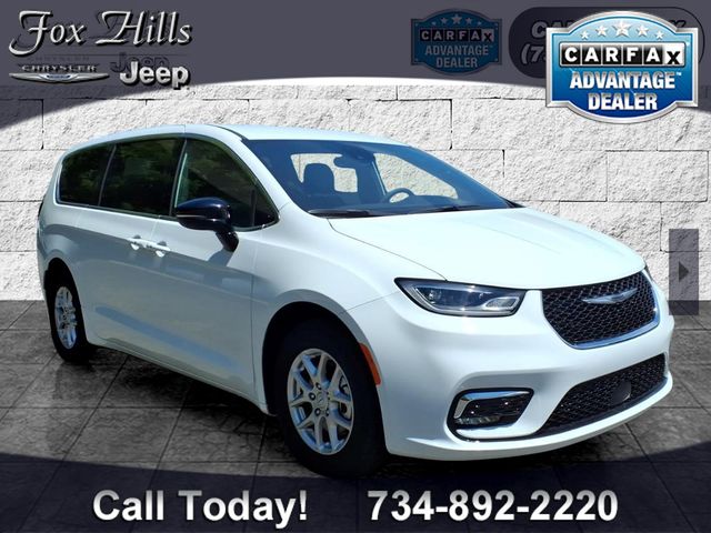 2026 Chrysler Pacifica Select's photo
