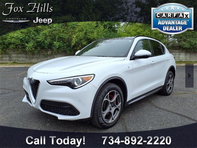 2023 Alfa Romeo Stelvio Ti photo 2