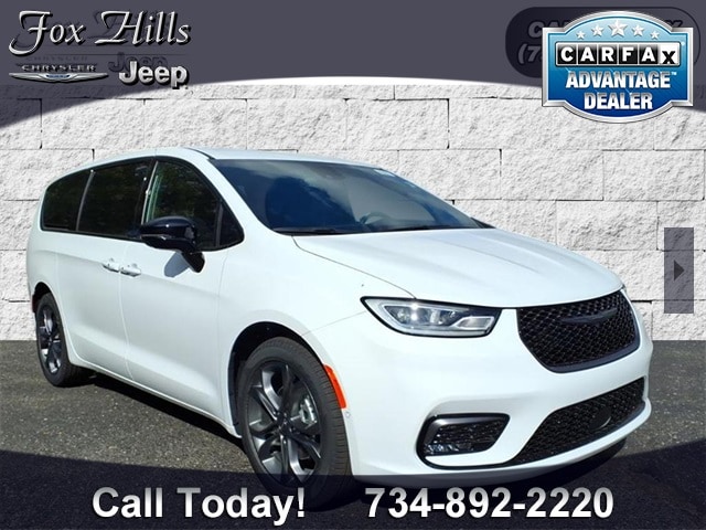 2026 Chrysler Pacifica Select's photo