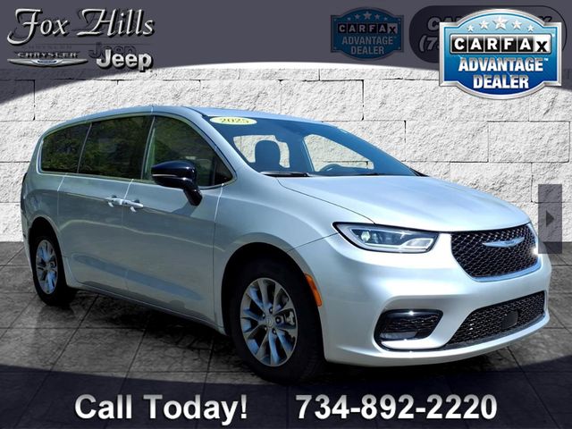 2026 Chrysler Pacifica Limited's photo
