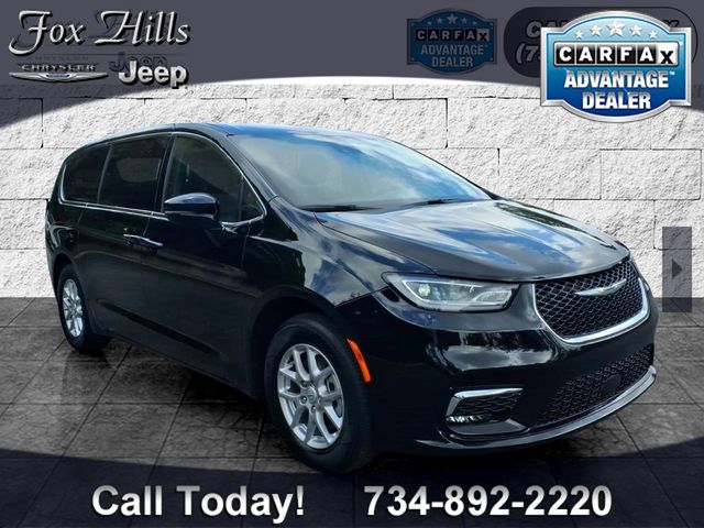 2026 Chrysler Pacifica Select's photo