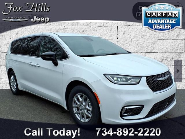 2026 Chrysler Pacifica Select's photo