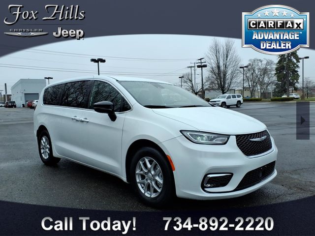 2026 Chrysler Pacifica Select's photo