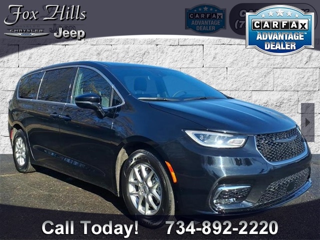 2025 Chrysler Pacifica Select's photo