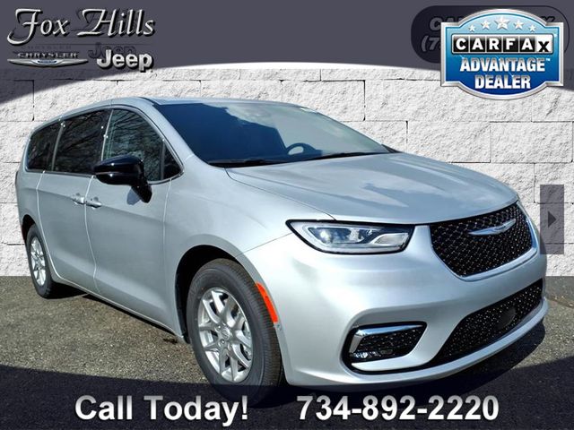 2026 Chrysler Pacifica Select's photo