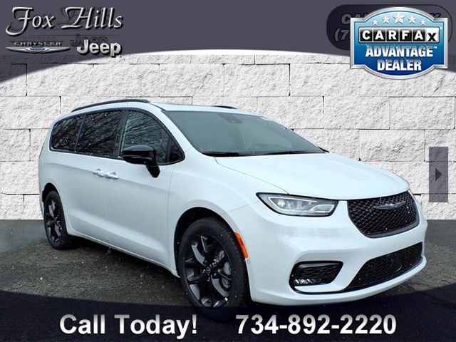 2026 Chrysler Pacifica Select AWD's photo