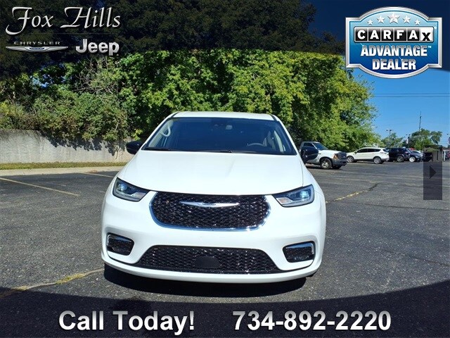 2024 Chrysler Pacifica Hybrid photo 2
