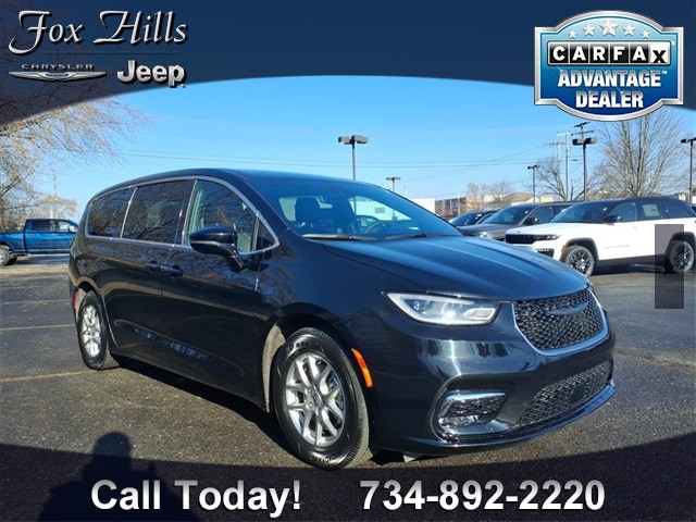 2025 Chrysler Pacifica Select's photo