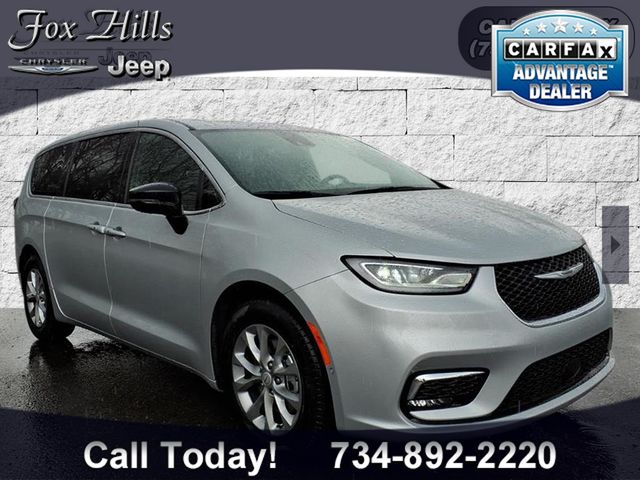 2026 Chrysler Pacifica Limited's photo